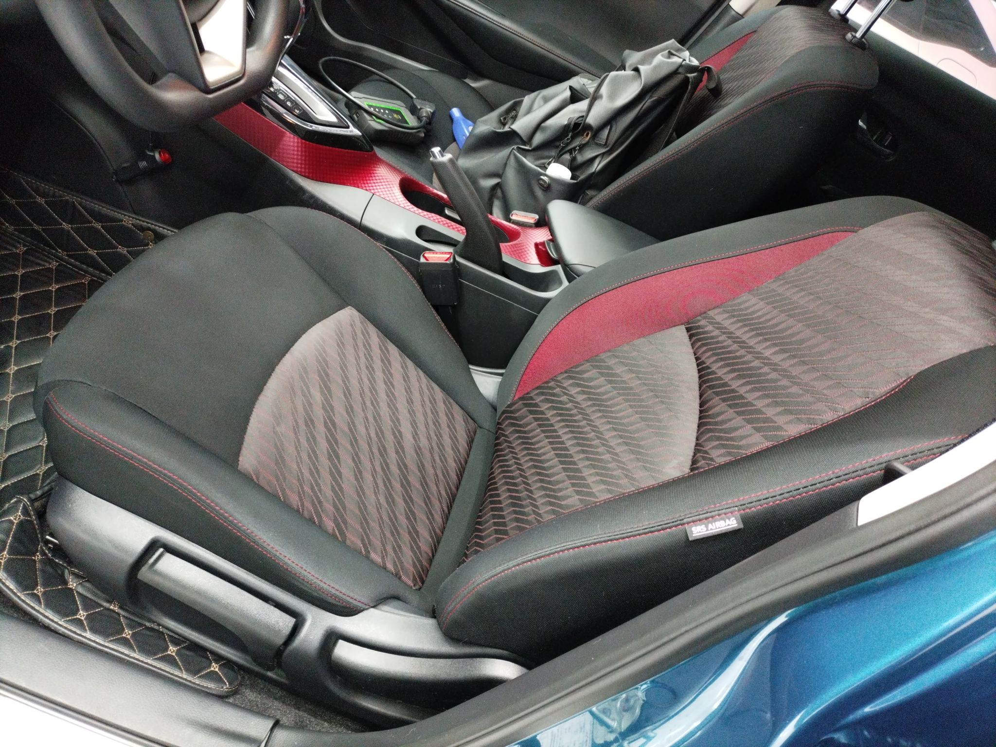 المقاعد الأمامية داخل السيارة