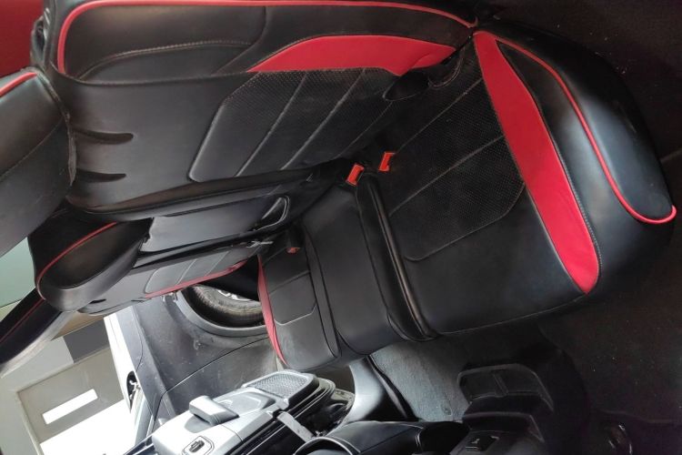 Used Jeep Wrangler 2019 2.0T Sahara Four-Door Version China VI Emission Standard Left Rear Seat