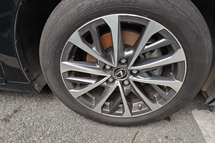 Used Lexus ES 2025 200 Premium Edition Right Front Wheel Hub