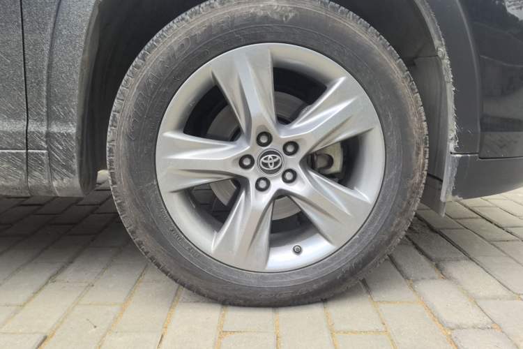 Used Toyota Highlander 2018 2.0T Four-Wheel Drive Prestige Version 7 Seats China V Emission Standard Right Front Wheel Hub