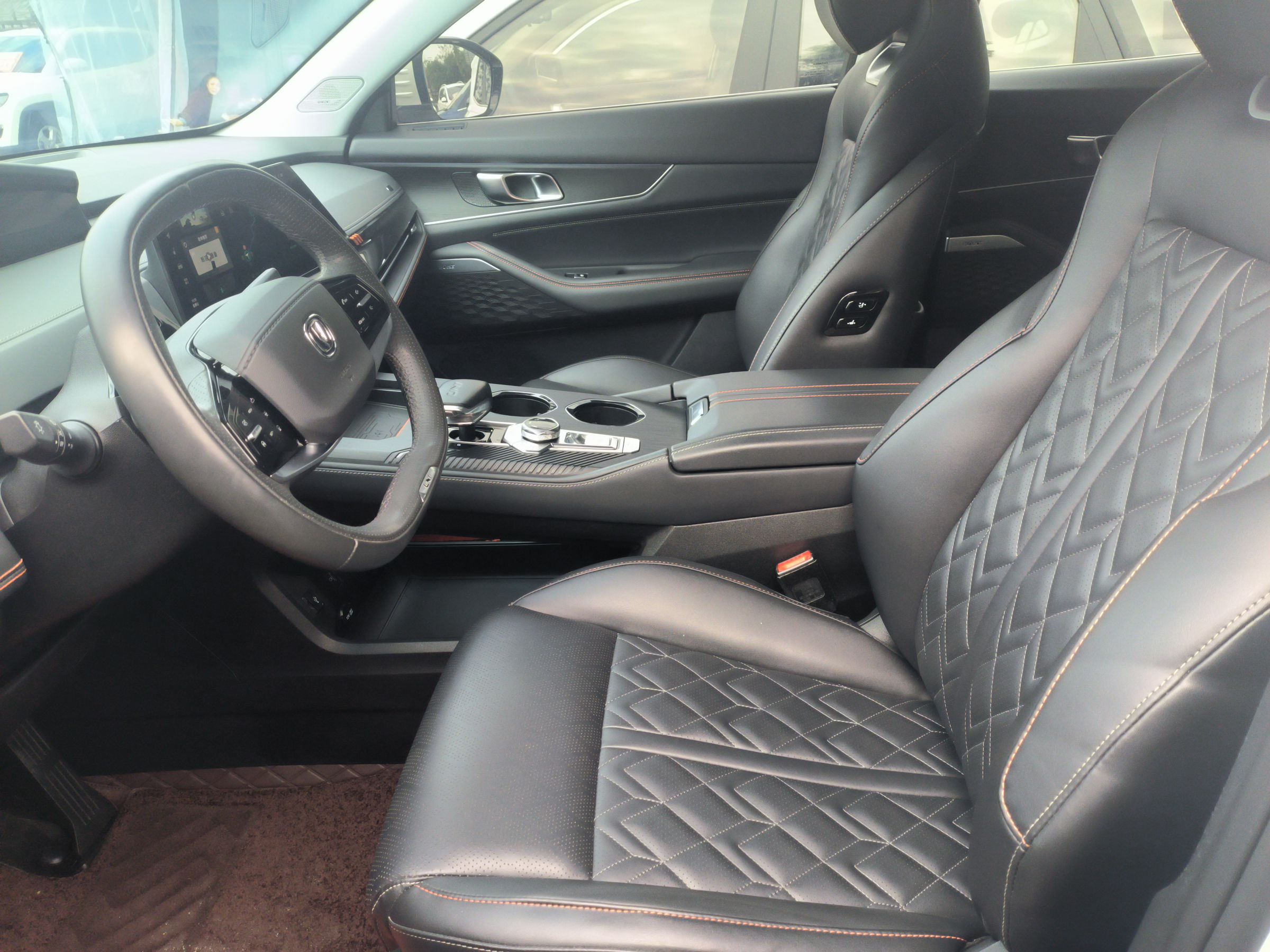 المقاعد الأمامية داخل السيارة