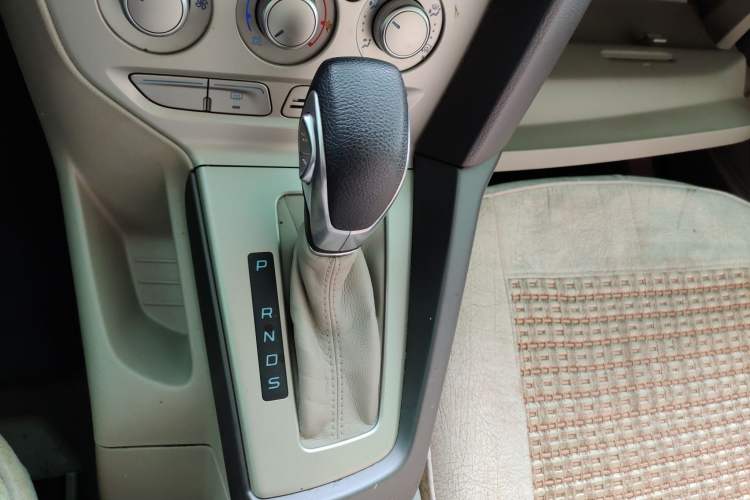 Used Ford Focus 2012 Sedan 1.6L Automatic Comfort Model Gear Lever