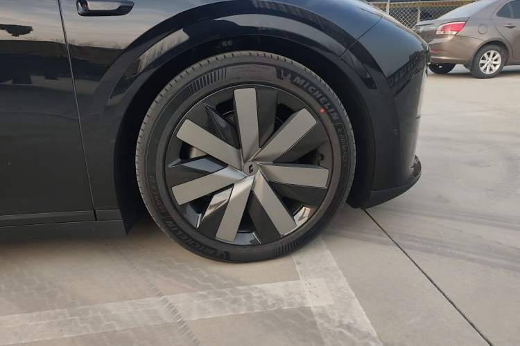 Used Li Auto i6 2025 Model Four-Wheel-Drive Standard Type
