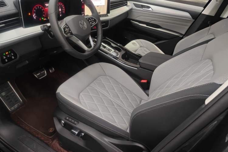 Used Volkswagen Tavendor 2024 380TSI All-Wheel Drive R-Line Blacklight Knight Edition Left Front Seat