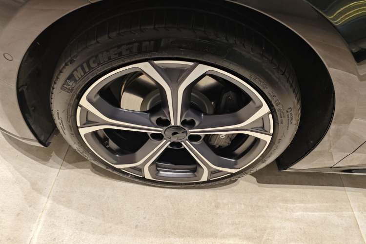 Used Nio ET5T 2025 75 kWh Touring Left Front Wheel Hub