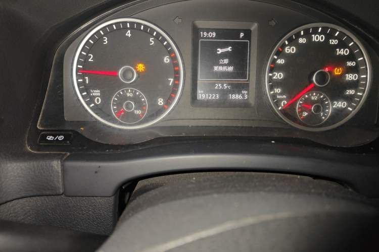 Used Volkswagen Tiguan 2015 1.8TSI Automatic Two-Wheel Drive Luxury Model Odometer Close Up