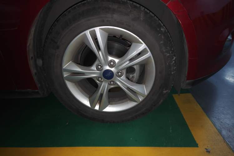 Used Ford Focus 2012 Hatchback 1.6L Automatic Fashion Edition Right Front Wheel Hub