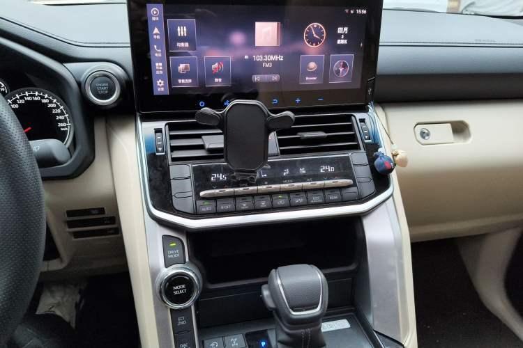 Used Toyota Land Cruiser 2022 3500 3.5T GXR with 20 Wheels Velvet Interior Ambient Lighting and Creep Mode—Middle East Edition Audio And AC Panel