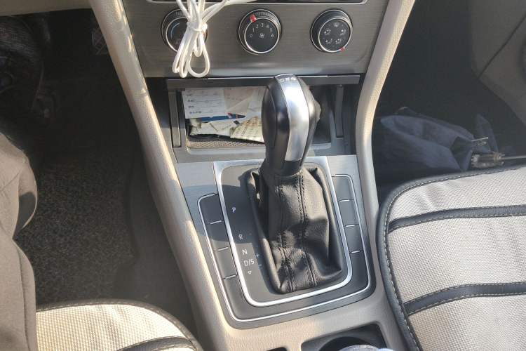 Used Volkswagen Golf 2016 230TSI Automatic Comfort Version Gear Lever