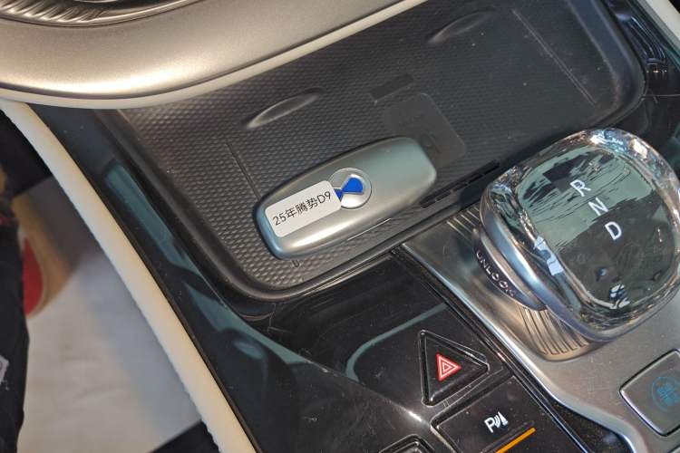 Used Denza D9 2024 DM-i 980 Four-Wheel Drive Prestige Model Interior 1