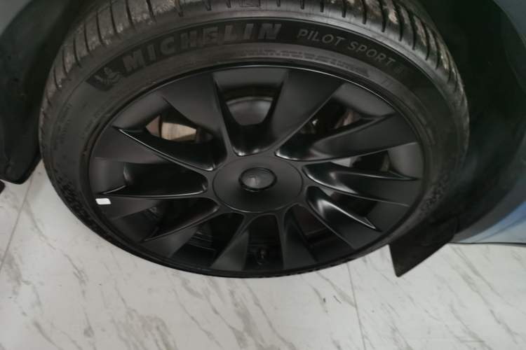 Used Tesla Model Y 2024 Long-Range All-Wheel-Drive Version Left Front Wheel Hub