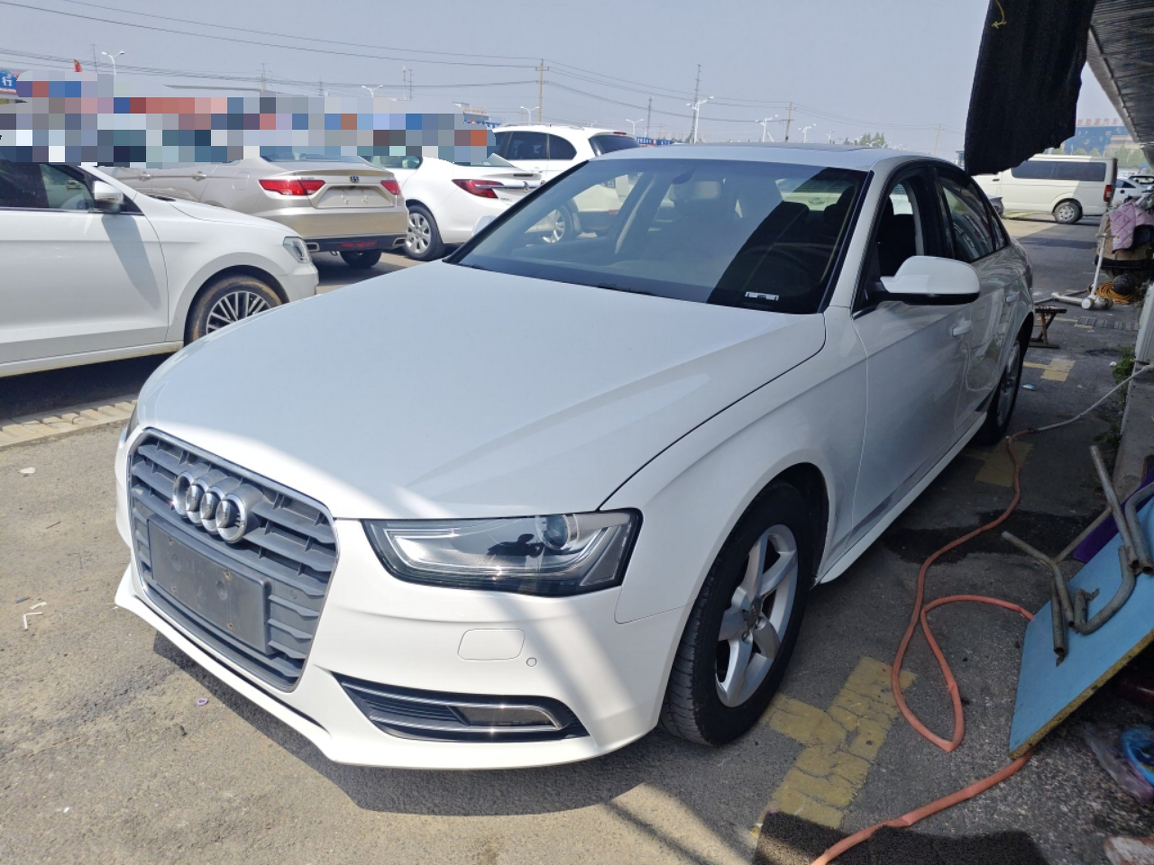 تحت مقدمة السيارة