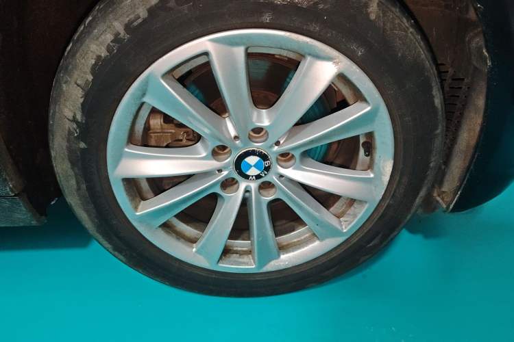 Used BMW 5 Series 2013 520Li Elegant Edition Right Front Wheel Hub