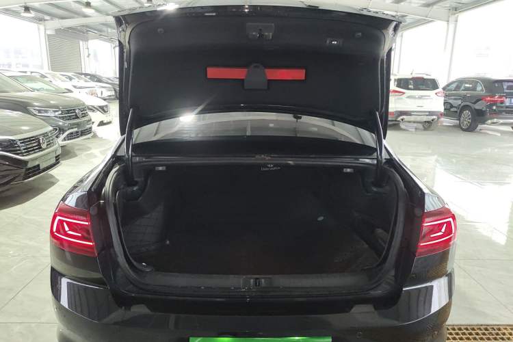 Used Volkswagen Magotan 2023 2 Million Units Commemorative Edition 330TSI DSG Luxury Version Trunk