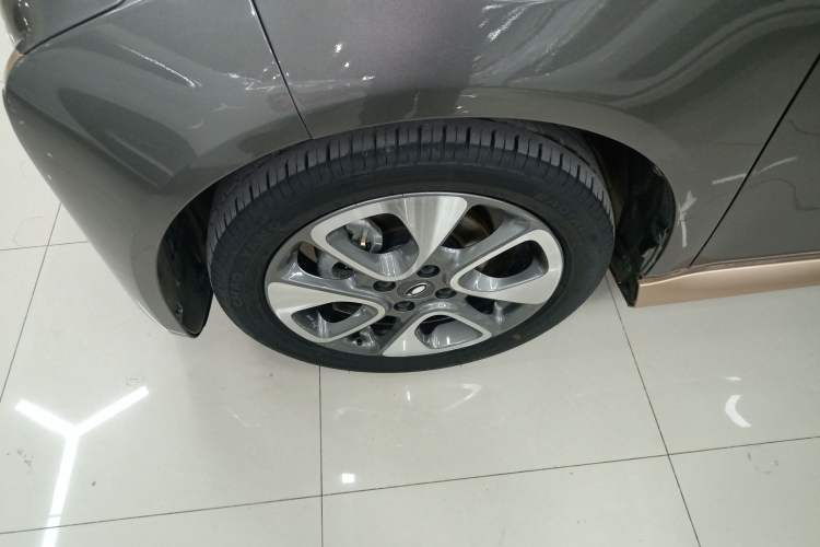 Used ORA White Cat 2022 Xiaoyue Mao Edition 360 km Luxury Model Lithium NMC Left Front Wheel Hub