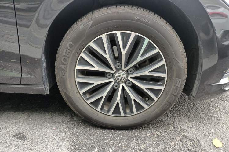 Used Volkswagen Sagitar 2021 280TSI DSG Comfort Connect Edition Right Front Wheel Hub