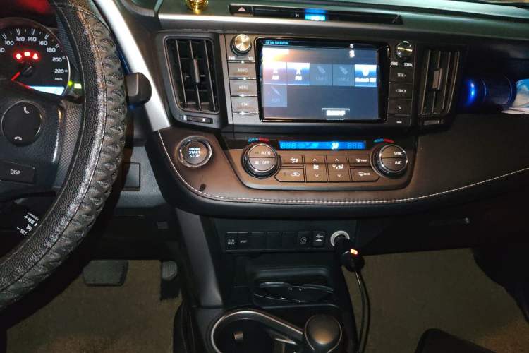 Used Toyota RAV4 2016 2.0L CVT Two-Wheel Drive Fashion Edition China V Standard Audio And AC Panel