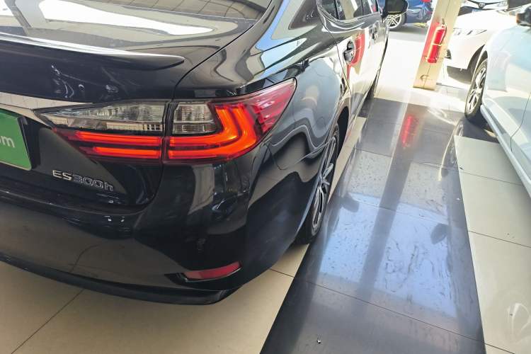 Used Lexus ES 2015 300h Comfort Edition