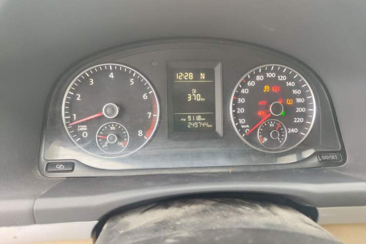 Used Volkswagen Touran 2011 1.4T DSG Zhiya Edition 5 Seats Odometer Close Up