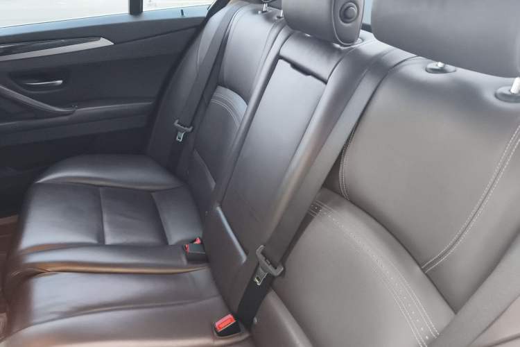 Used BMW 5 Series 2017 525Li Luxury Design Package Left Rear Seat