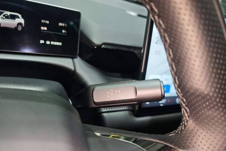 Used AION V 2024 Aion Tyrannosaurus 650 Smart Luxury Edition Gear Lever