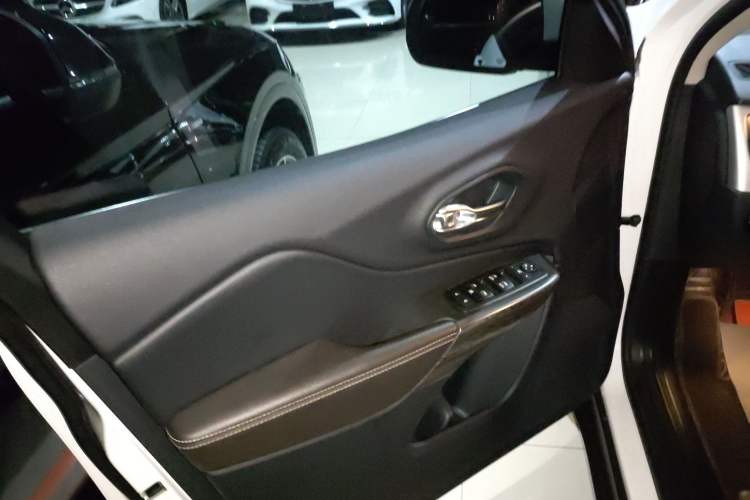 Used Jeep Cherokee 2020 2.0L Two-Wheel Drive Classic Sports Edition