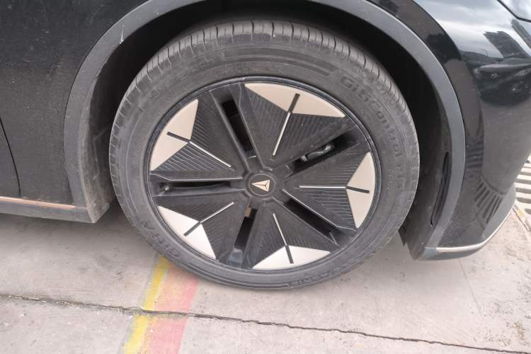 Used Deepal SL03 2022 515 Pure Electric Version Right Front Wheel Hub