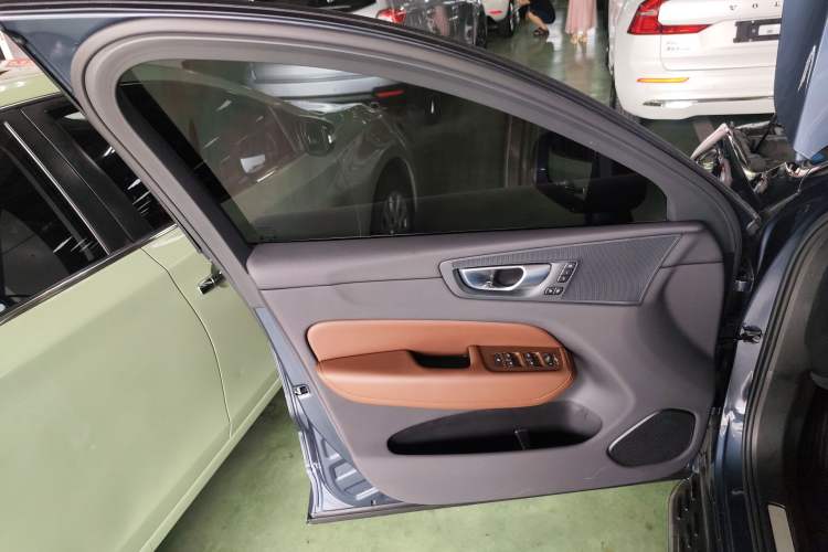 Used Volvo XC60 New Energy 2024 T8 Plug-in Hybrid Long-Range All-Wheel Drive Smart Luxury Edition
