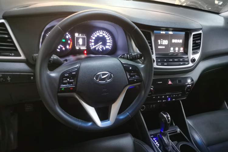 Used Hyundai Tucson 2015 1.6T Dual-Clutch Two-Wheel-Drive Smart Model Steering Wheel