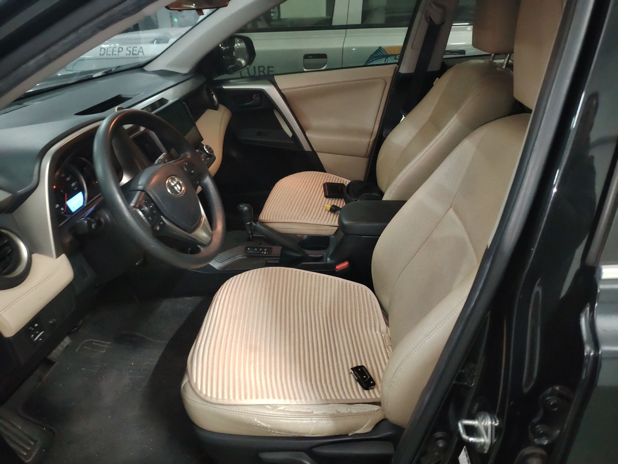 المقاعد الأمامية داخل السيارة