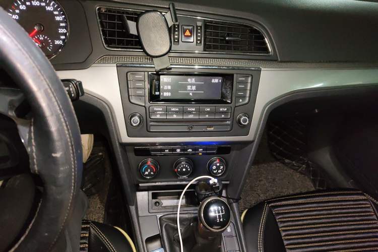 Used Volkswagen Lamando 2015 230TSI Manual Trend Edition Audio And AC Panel