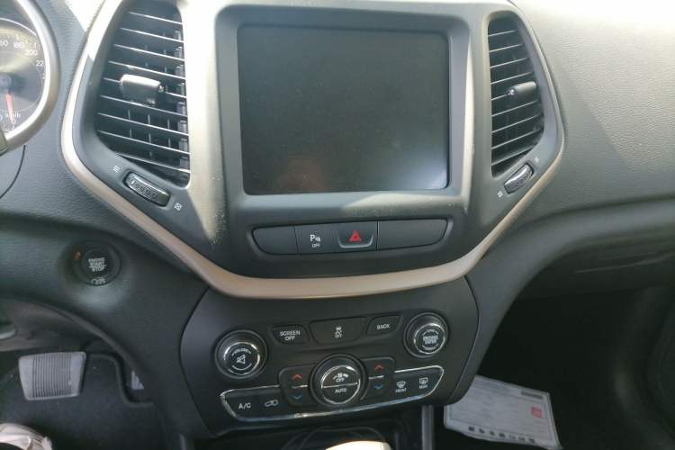 Used Jeep Cherokee 2017 2.0L Superior Edition Audio And AC Panel