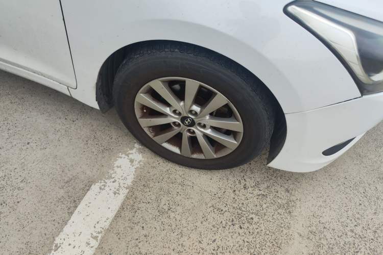 Used Hyundai Mistra 2014 1.8L Automatic Smart GLS Right Front Wheel Hub