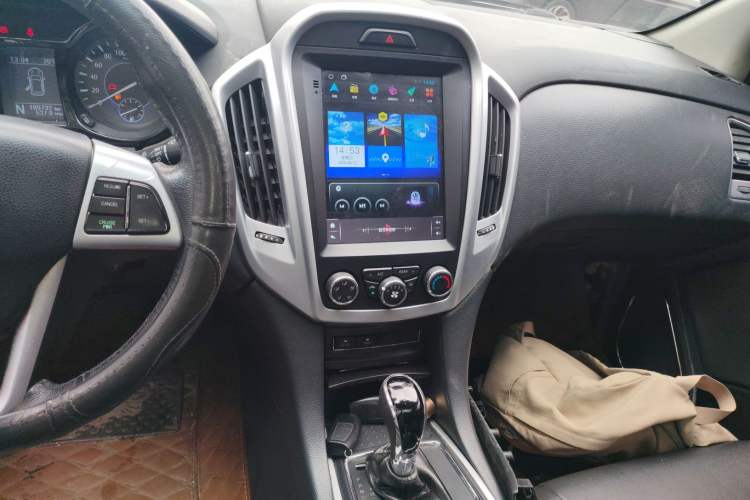 Used JMC Yusheng S350 2013 2.4T Automatic 2WD Diesel Ultra-Luxury 7-Seater Audio And AC Panel