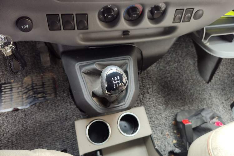 Used JMC Transit 2019 2.8T Commercial Version Intelligent Automatic Transmission Short Wheelbase Mid-Roof Design 6 Seats China VI Emission Standard – JX493 Gear Lever