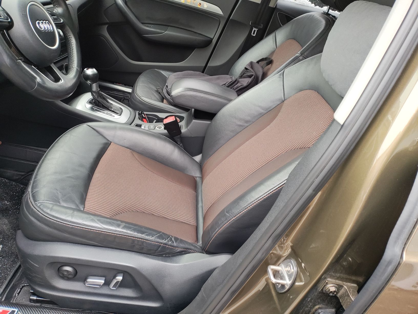 Переднее сиденье в автомобиле