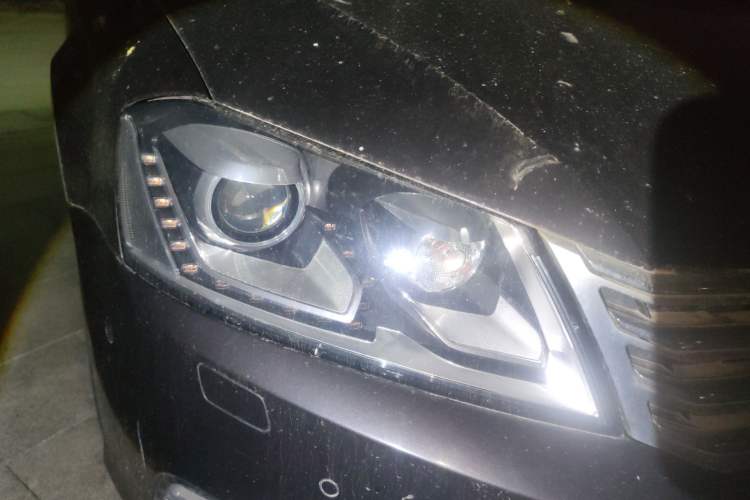 Used Volkswagen Magotan 2012 1.8TSI Luxury Model Right Front Headlight