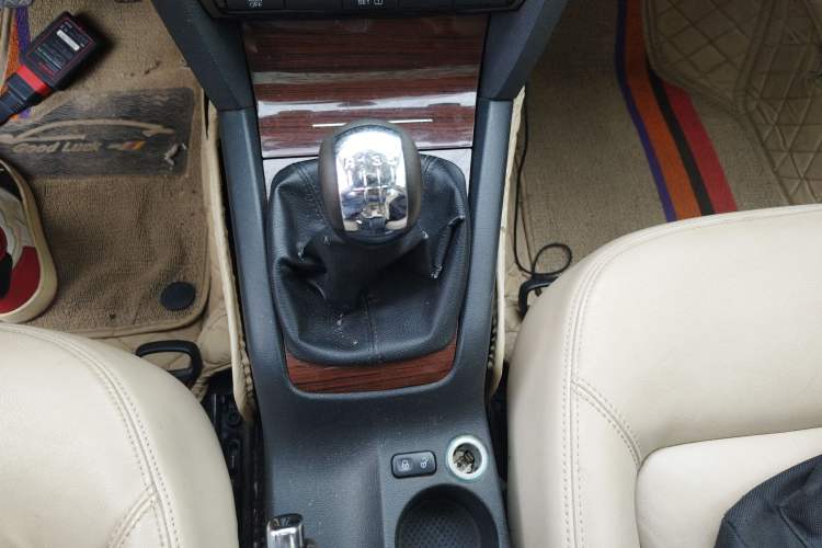 Used Skoda Octavia 2013 1.6L Manual Yijun Edition Gear Lever