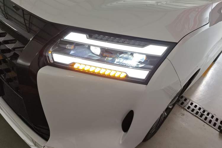 Used Wuling Starlight 730 2025 Model Plug-in Hybrid 125km Luxury Edition