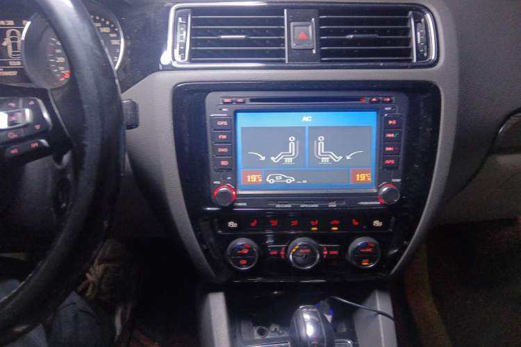 Used Volkswagen Sagitar 2015 230TSI Automatic Luxury Model Audio And AC Panel