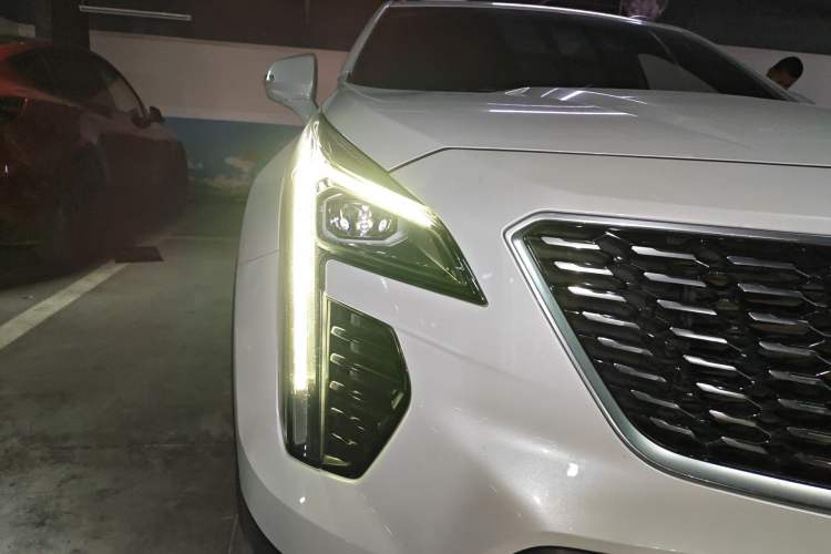 Used Cadillac XT4 2020 28T Two-Wheel-Drive Leading Version Right Front Headlight