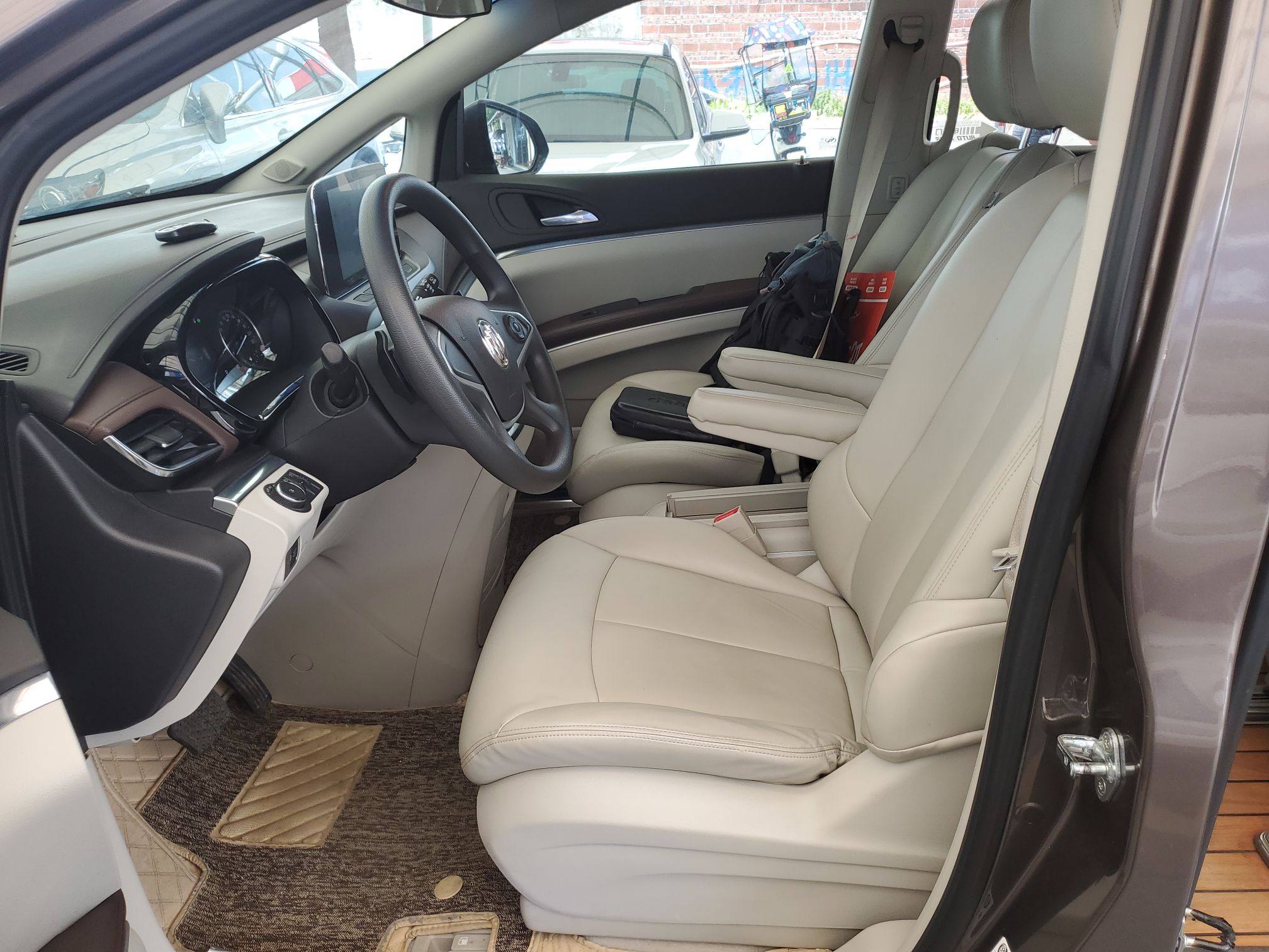 Переднее сиденье в автомобиле