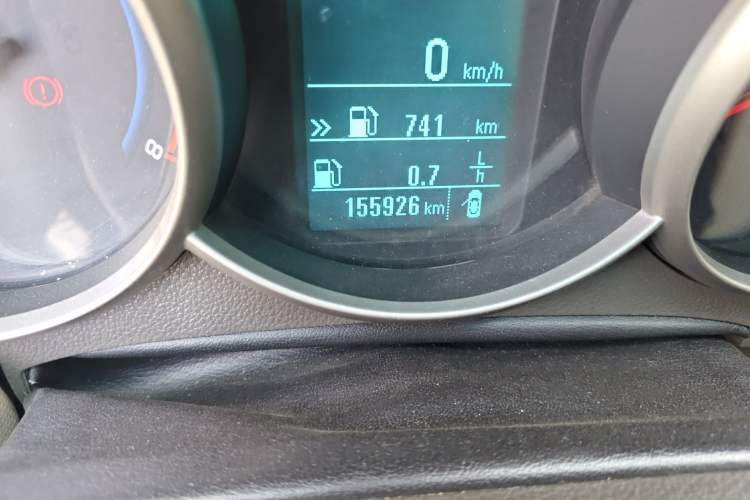 Used Chevrolet Cruze 2015 1.5L Classic SE MT Odometer Close Up