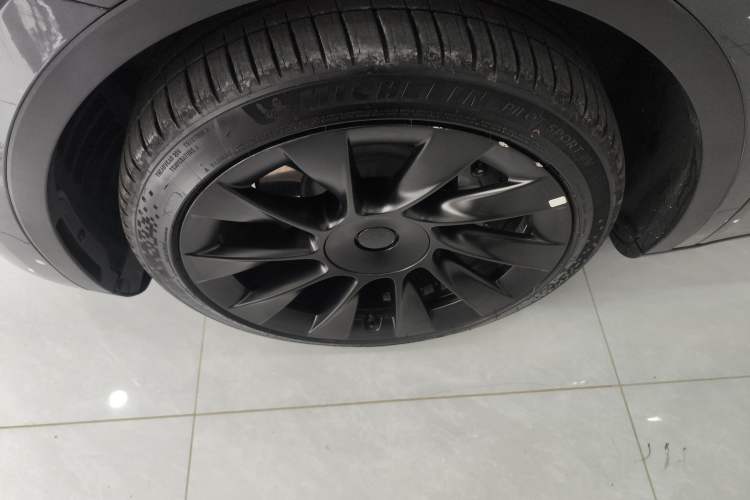 Used Tesla Model Y 2024 Long-Range All-Wheel-Drive Version
