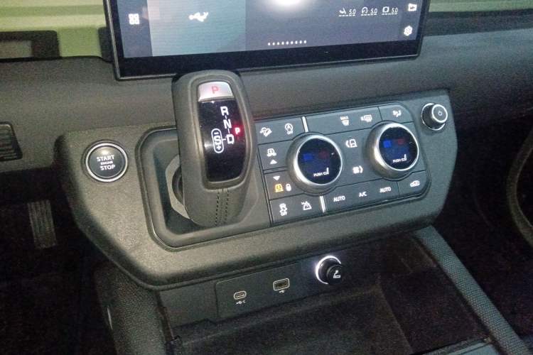 Used Land Rover Defender 2023 110 3.0T P400 75th Anniversary Legend Edition Gear Lever