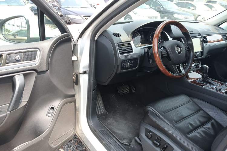 Used Volkswagen Touareg 2011 3.0 TSI Comfort Version Driver Seat