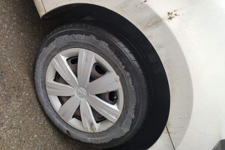 Used Volkswagen Jetta 2015 Value Edition 1.6L Manual Fashionable Style Right Front Wheel Hub