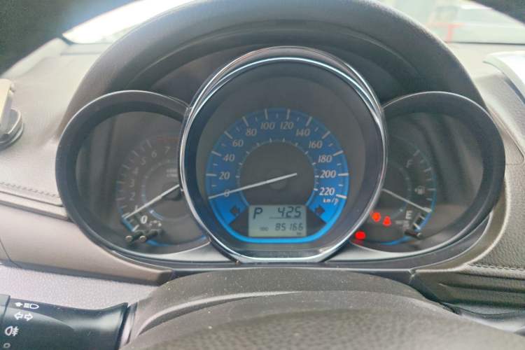 Used Toyota YARiS L Zhi Xuan 2015 1.5E Automatic Charm Edition
