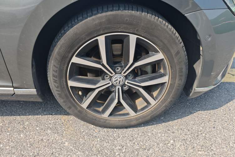 Used Volkswagen Magotan 2017 330TSI DSG Luxury Model Right Front Wheel Hub