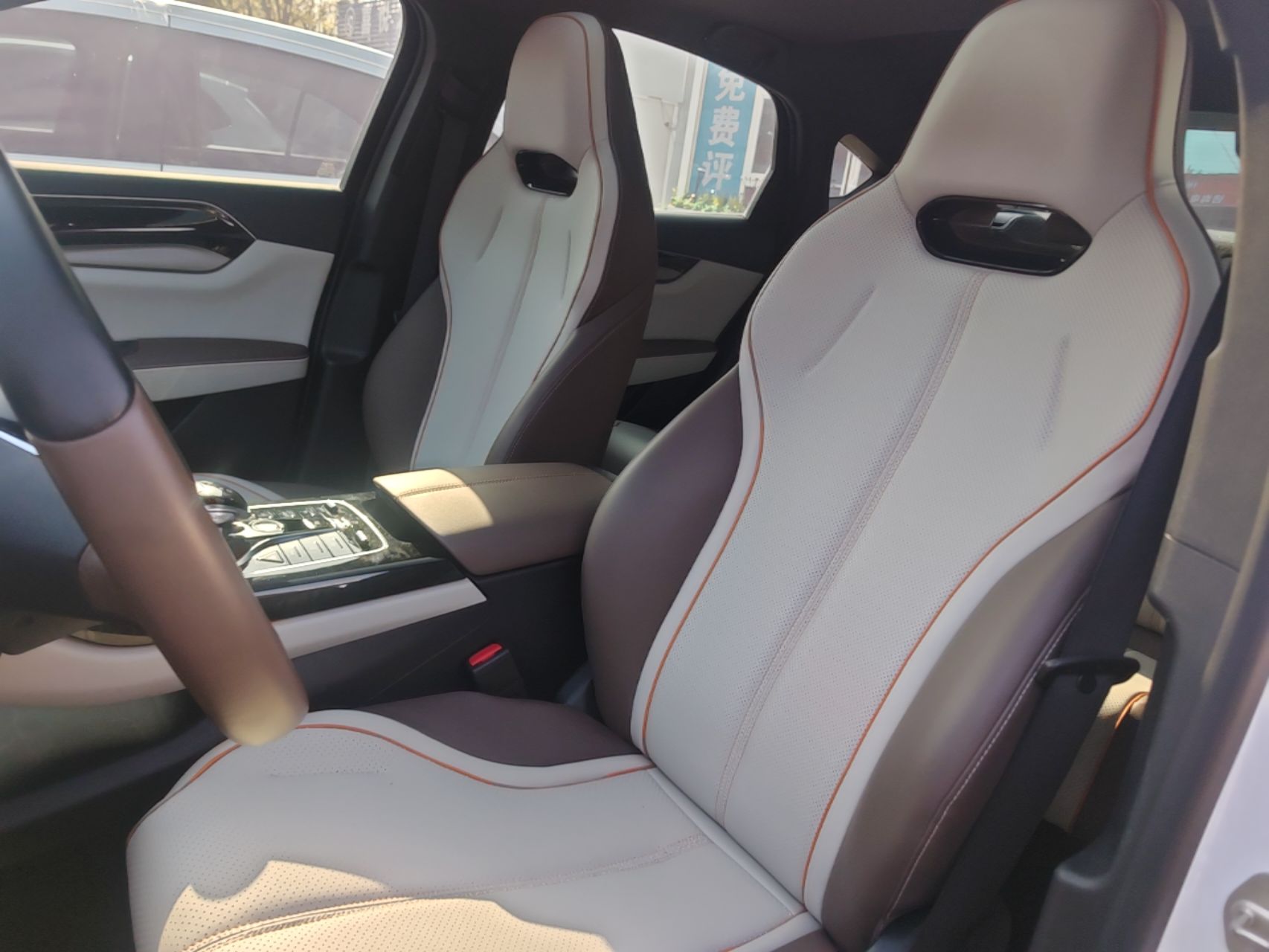 Переднее сиденье в автомобиле